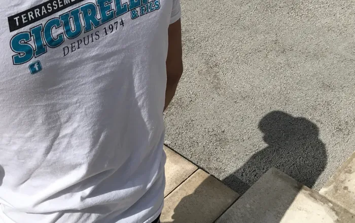 terrassement par un professionel de pave-uni sur le terrain