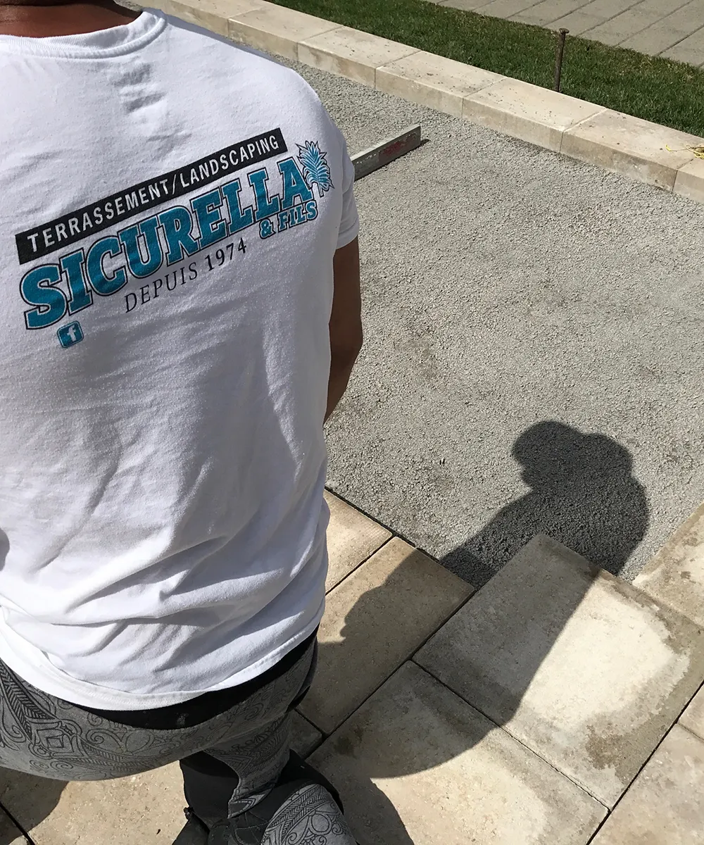terrassement par un professionel de pave-uni sur le terrain